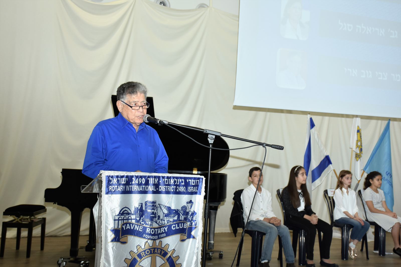 ראש העיר, מר צבי גוב-ארי מברך את המשתתפים 