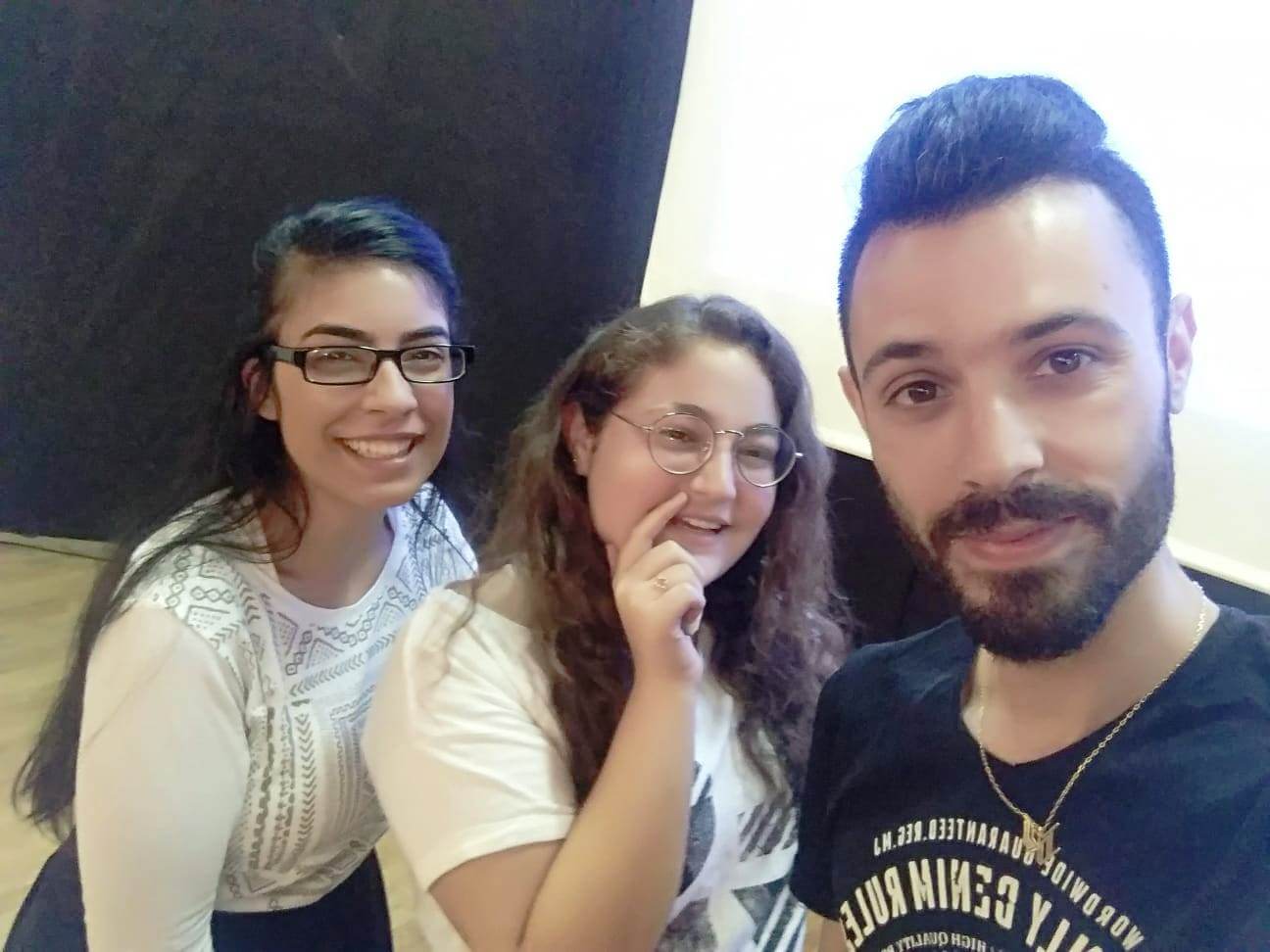 התחיל את דרכו כשביקר את אביו בעבודתו, בתחנת רדיו