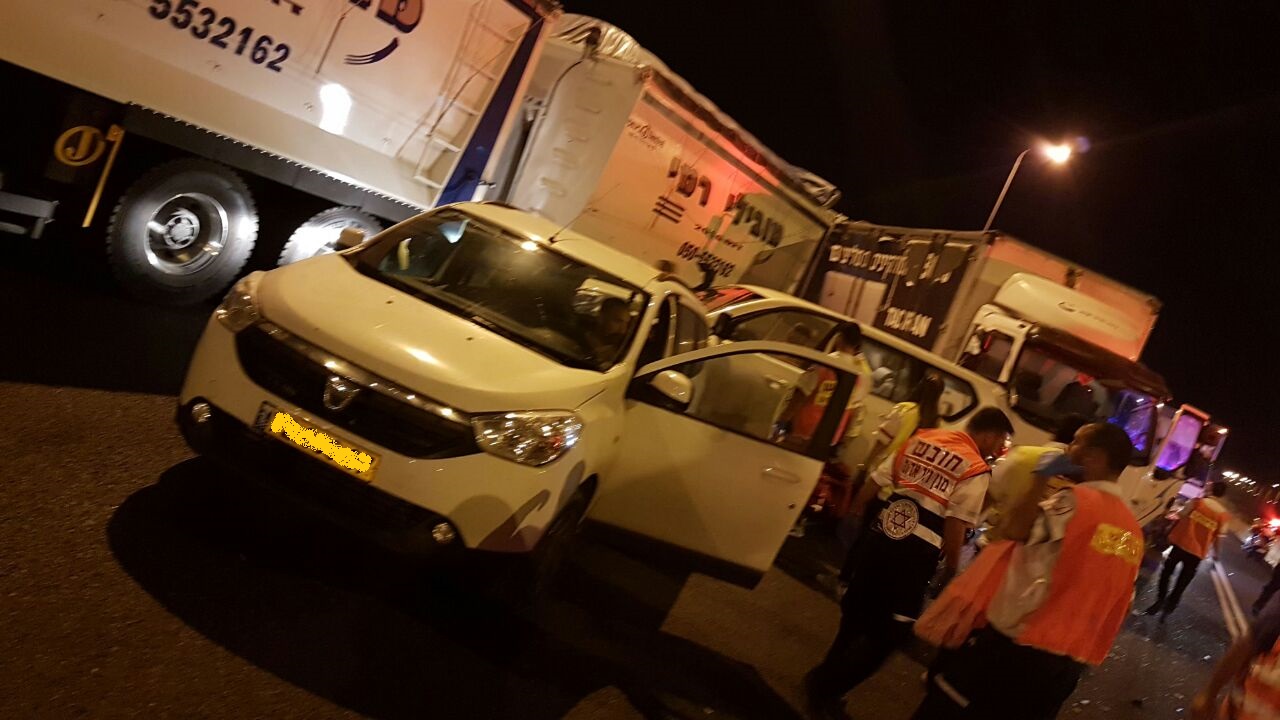 תאונה: כביש 4 במחלף יבנה נחסם לתנועה תאונה: כביש 4 במחלף יבנה נחסם לתנועה