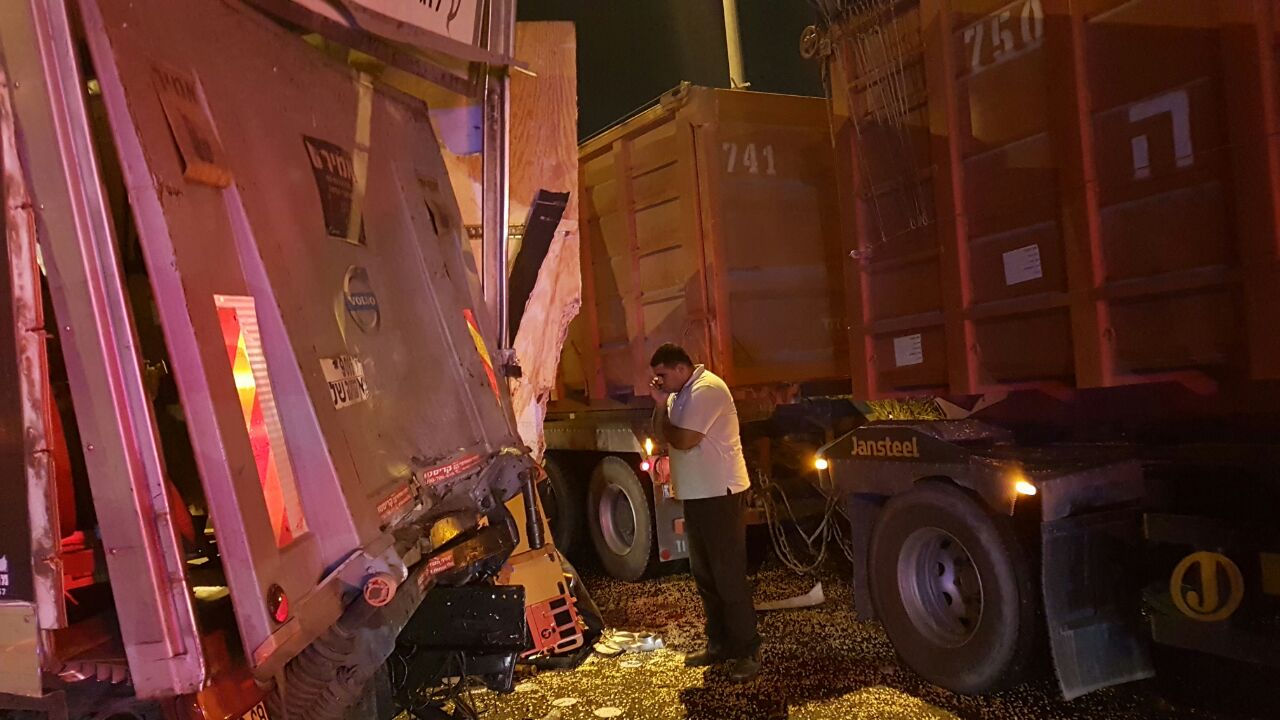 תאונה: כביש 4 במחלף יבנה נחסם לתנועה תאונה: כביש 4 במחלף יבנה נחסם לתנועה