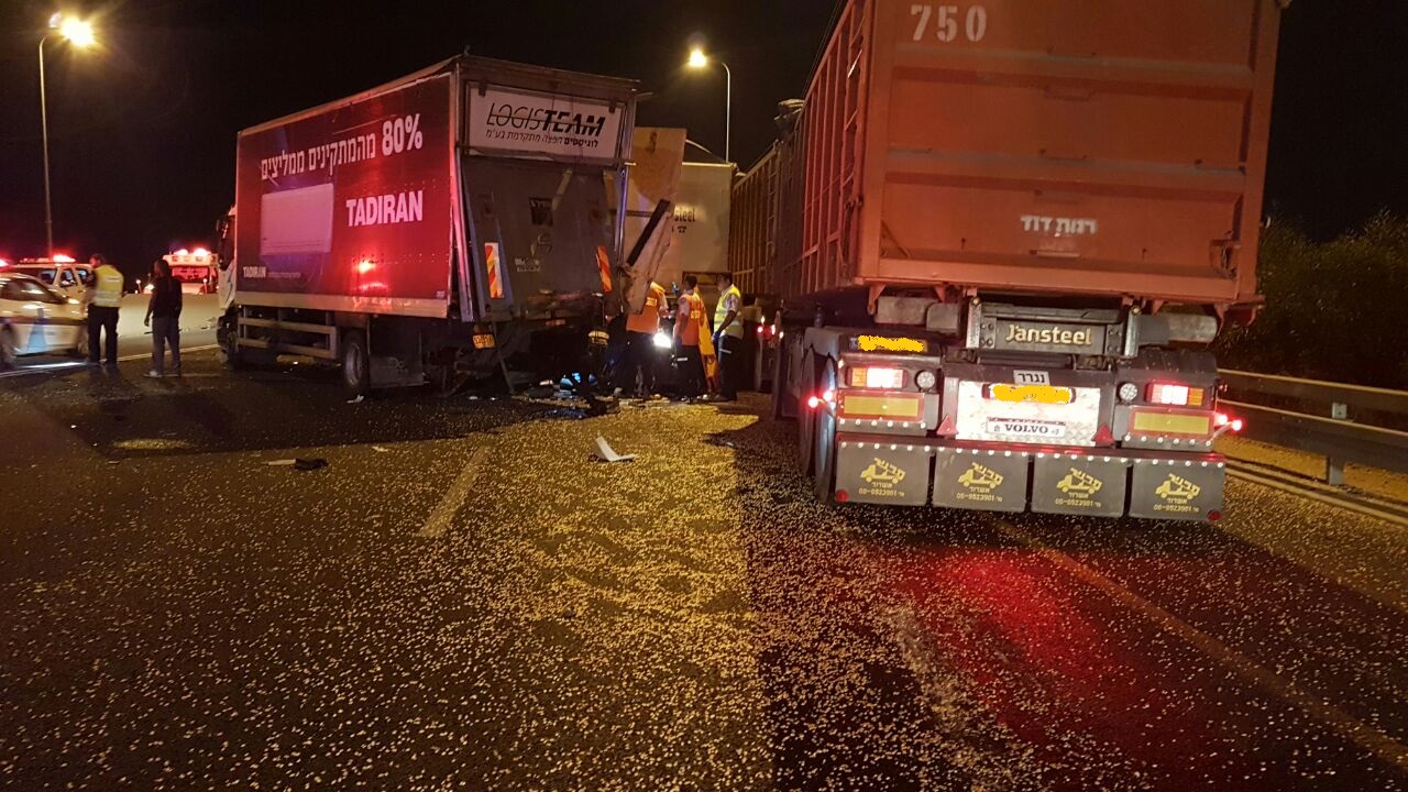 תאונה: כביש 4 במחלף יבנה נחסם לתנועה תאונה: כביש 4 במחלף יבנה נחסם לתנועה